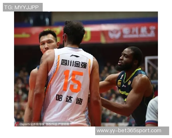 赛场竞争激烈阿门与阿尔瓦拉多冲突后握手言和展现体育精神