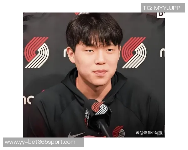 裁判赞赏杨瀚森表现出色赛后竖大拇指传递认可与鼓励 裁判赞赏杨瀚森表现出色赛后竖大拇指传递认可与鼓励